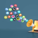 marketing-medias-sociaux-marketing-numerique-icones-3d-megaphone-ordinateur-portable-fond-couleur-bleue