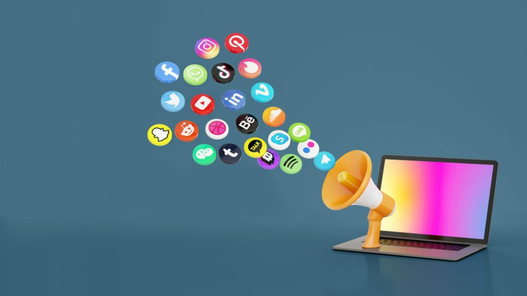 marketing-medias-sociaux-marketing-numerique-icones-3d-megaphone-ordinateur-portable-fond-couleur-bleue